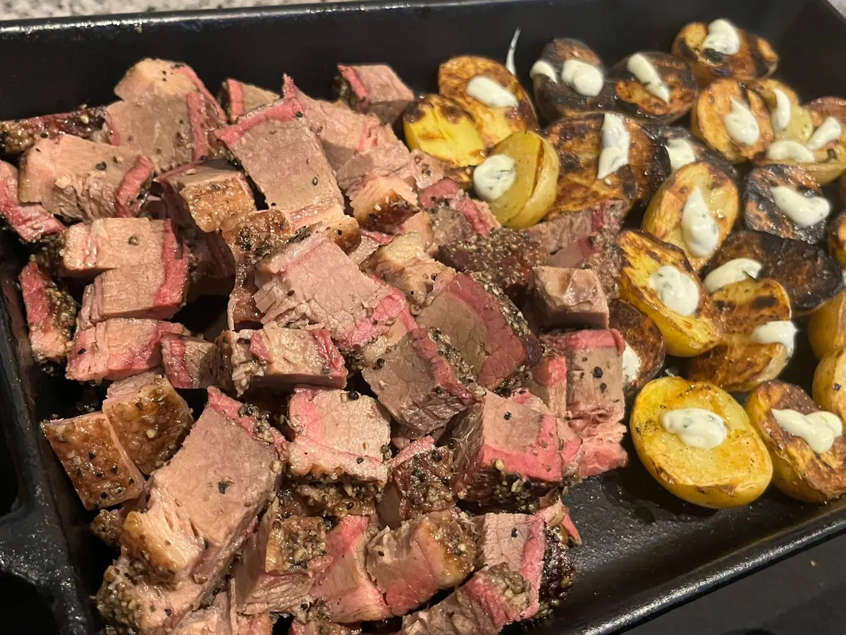 Brisket com batatas na brasa